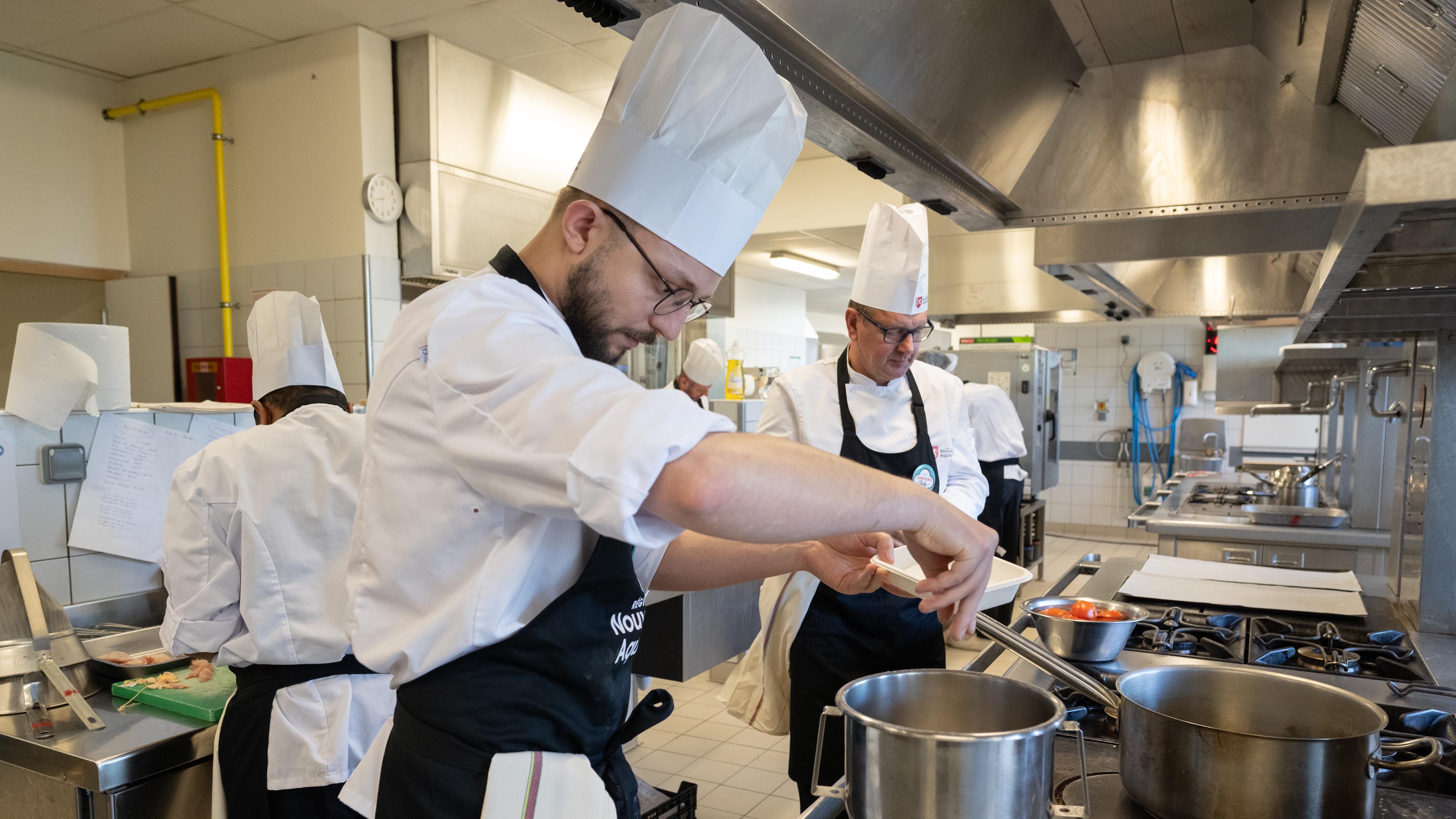 Photo Concours des chefs 2023 - des chefs cuisinant dans une cuisine collective