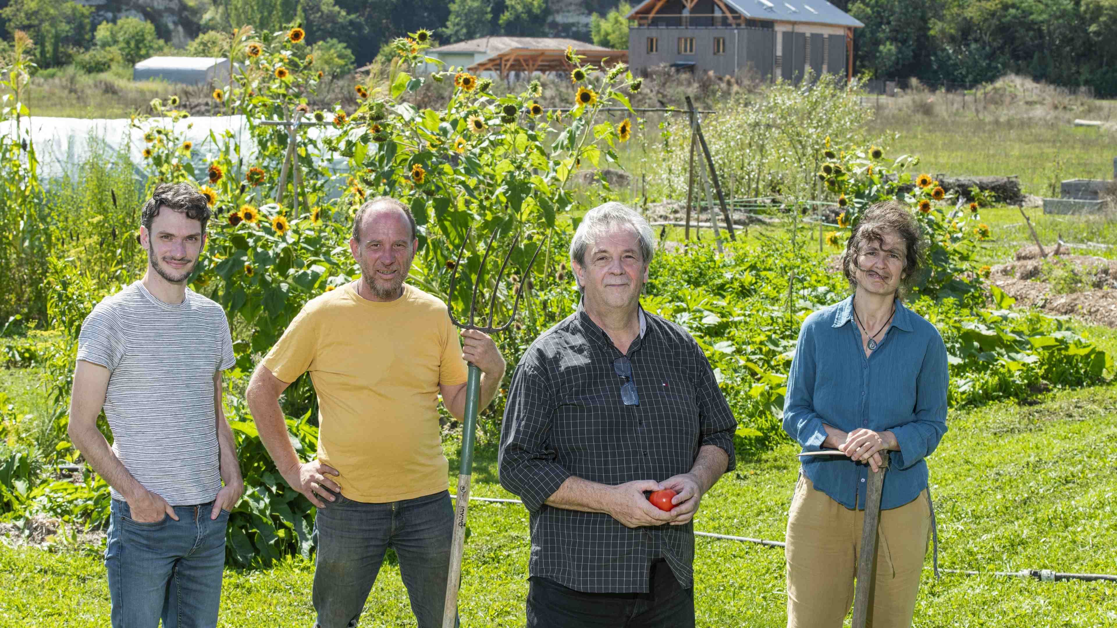4 personnes devant le quartier rural